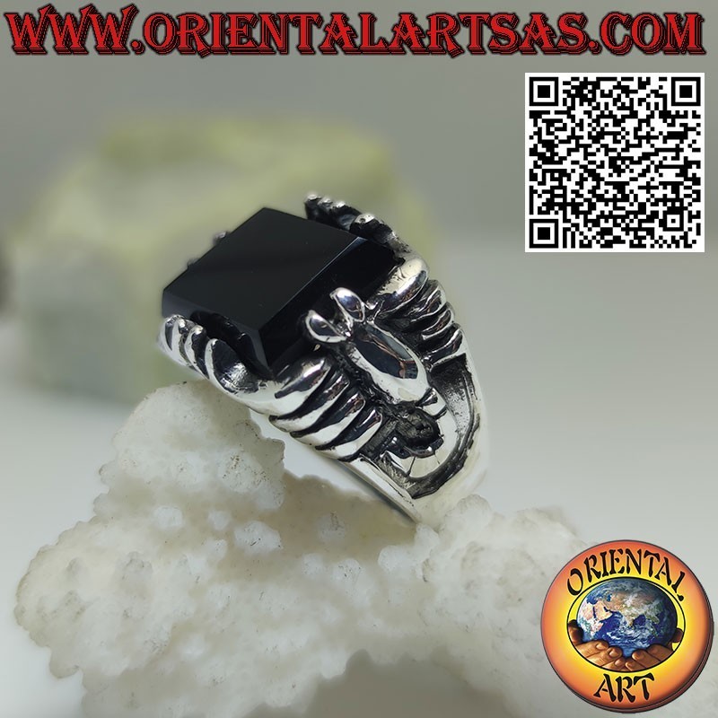 Silberring mit rechteckigem Onyx und Skorpion im Hochrelief an den Seiten