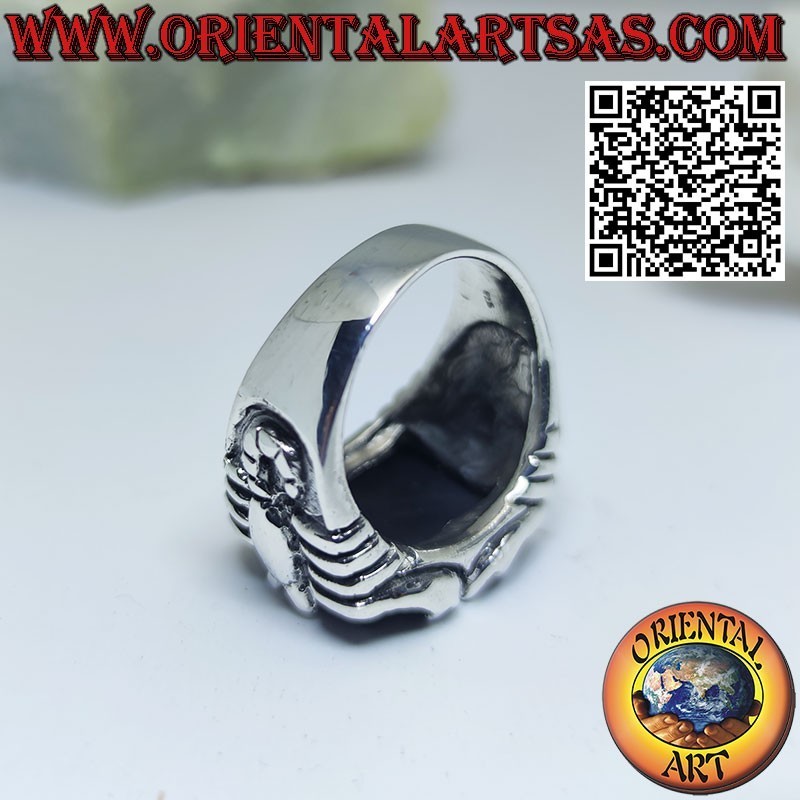 Bague en argent avec onyx rectangulaire et scorpion en haut relief sur les côtés