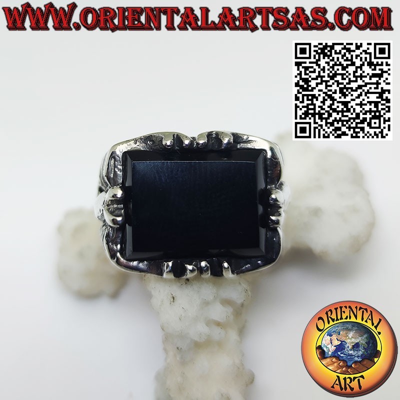 Anello in argento con onice rettangolare e scorpione ad altorilievo sui lati