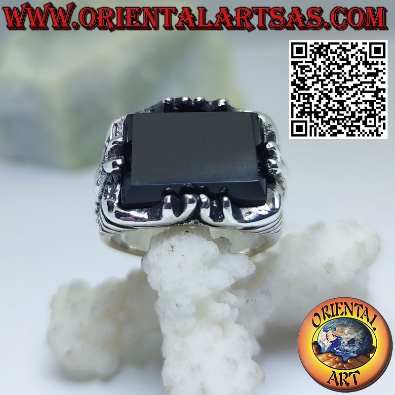 Silberring mit rechteckigem Onyx und Skorpion im Hochrelief an den Seiten