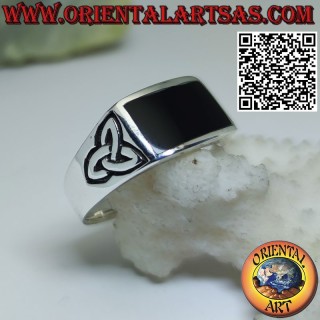 Anillo de plata con ónix rectangular y nudo tyrone en los laterales