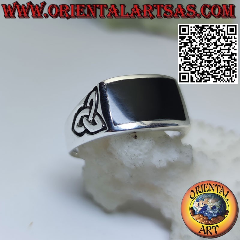 Bague en argent avec onyx rectangulaire et noeud tyrone sur les côtés