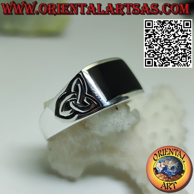 Bague en argent avec onyx rectangulaire et noeud tyrone sur les côtés