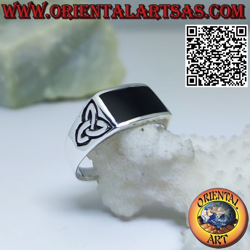 Anello in argento con onice rettangolare e nodo di tyrone sui lati