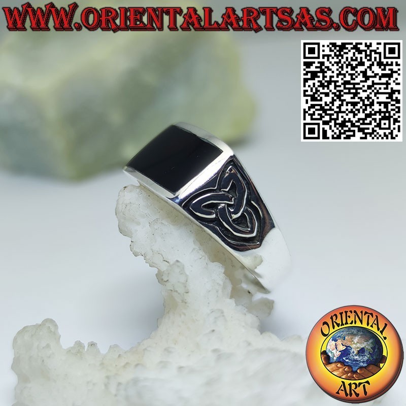 Anello in argento con onice rettangolare e nodo di tyrone sui lati