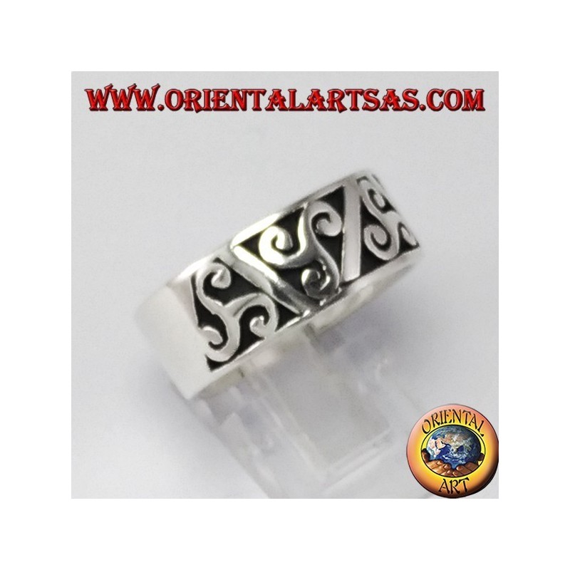 Anello d'argento a fedina, triskell a bassorilievo