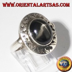 Bague en argent avec étoile noire avec bord ciselée