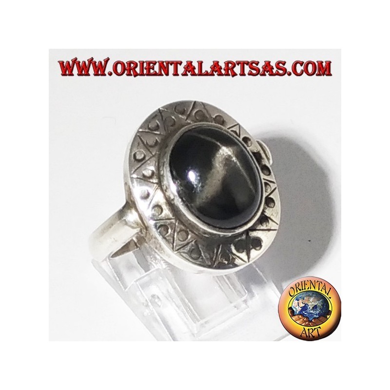 Bague en argent avec étoile noire avec bord ciselée