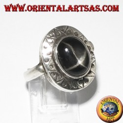 Bague en argent avec étoile noire avec bord ciselée