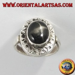 Bague en argent avec étoile noire avec bord ciselée