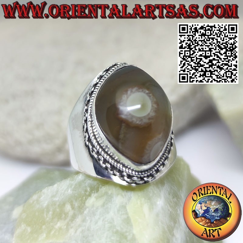 Silver ring with beige Shiva's eye agate shuttle and chain edge on smooth setting (e)
