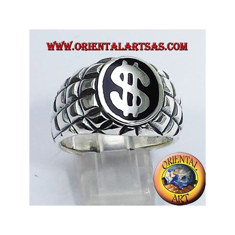 Anillo de plata con símbolo del dólar sobre fondo negro y cuadrado