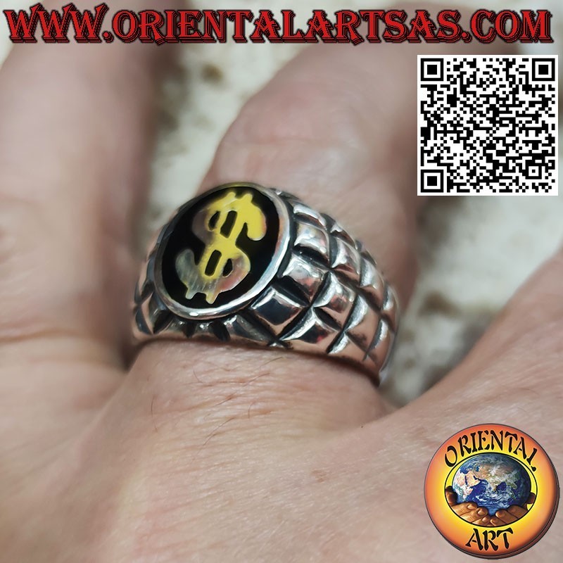 Bague en argent avec symbole dollar sur fond noir et carré