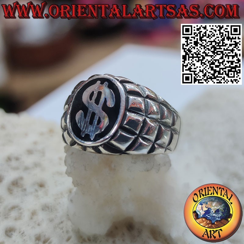 Bague en argent avec symbole dollar sur fond noir et carré