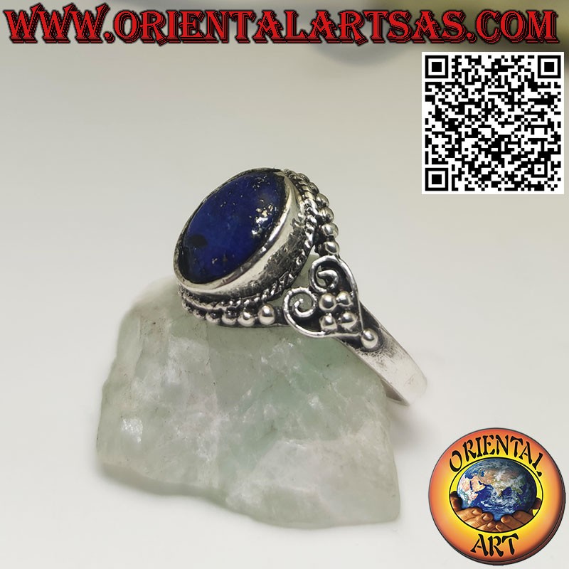 Anillo de plata con lapislázuli natural ovalado rodeado de esferas y corazones a los lados