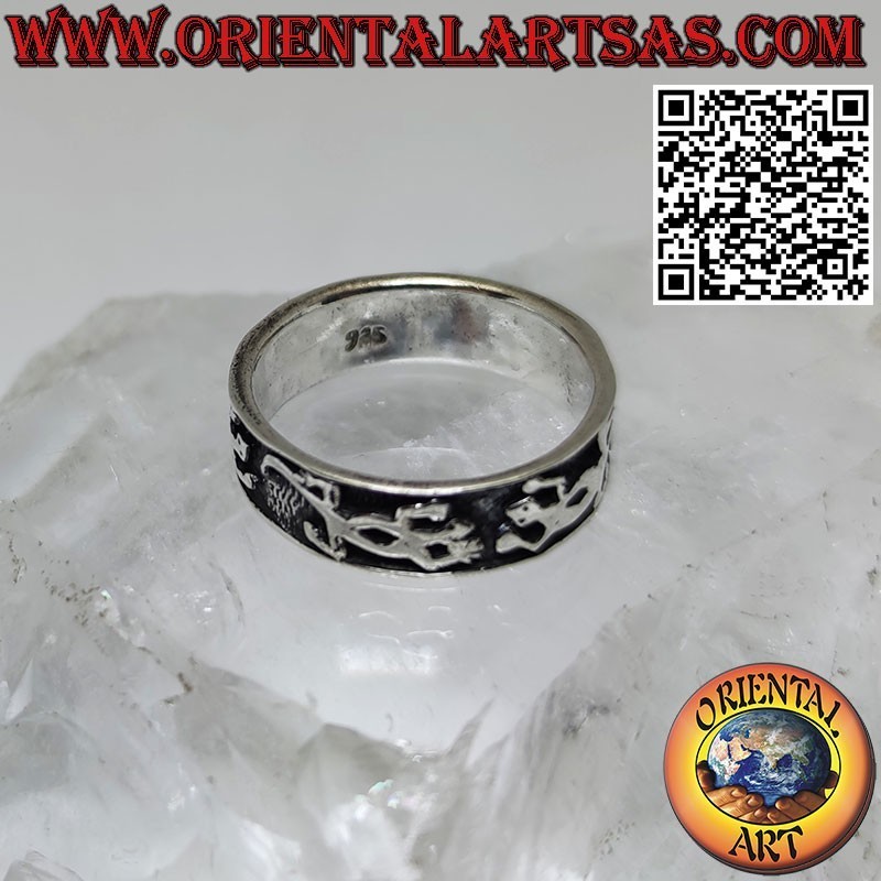 7 mm großer silberner Bandring. mit Geckos in einer Reihe im Hochrelief