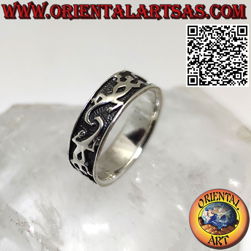 Anillo de banda de plata de 7 mm. con Geckos en fila en alto relieve