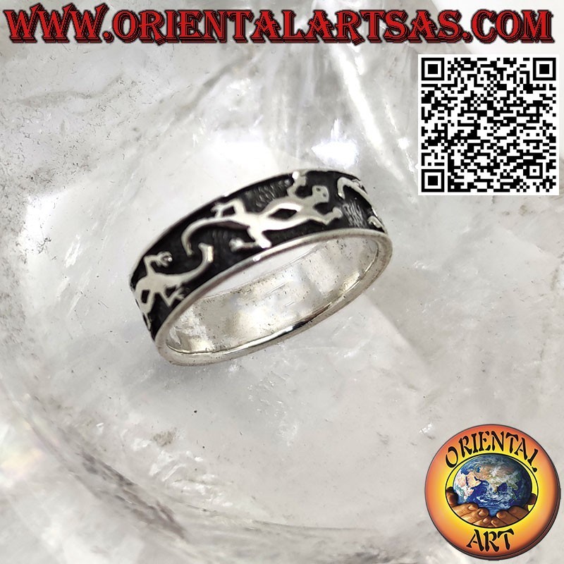 Anello fascia in argento da 7 mm. con Gechi in fila ad altorilievo