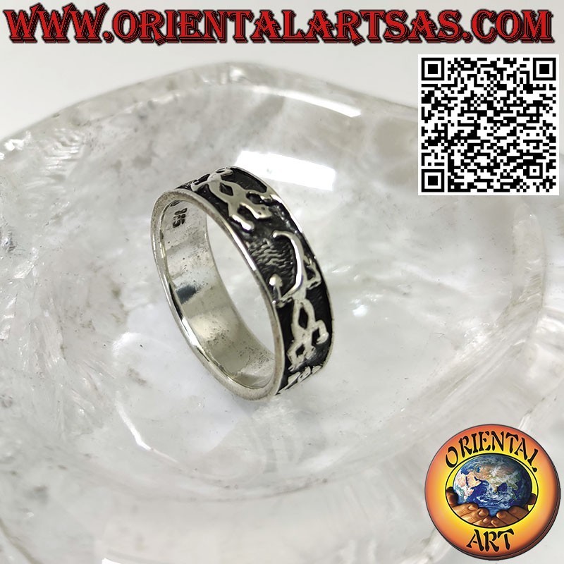 7mm silver band ring. with Geckos in a row in high relief