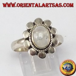 Anello d'argento con pietra di luna arcobaleno ovale e bordo borchiato