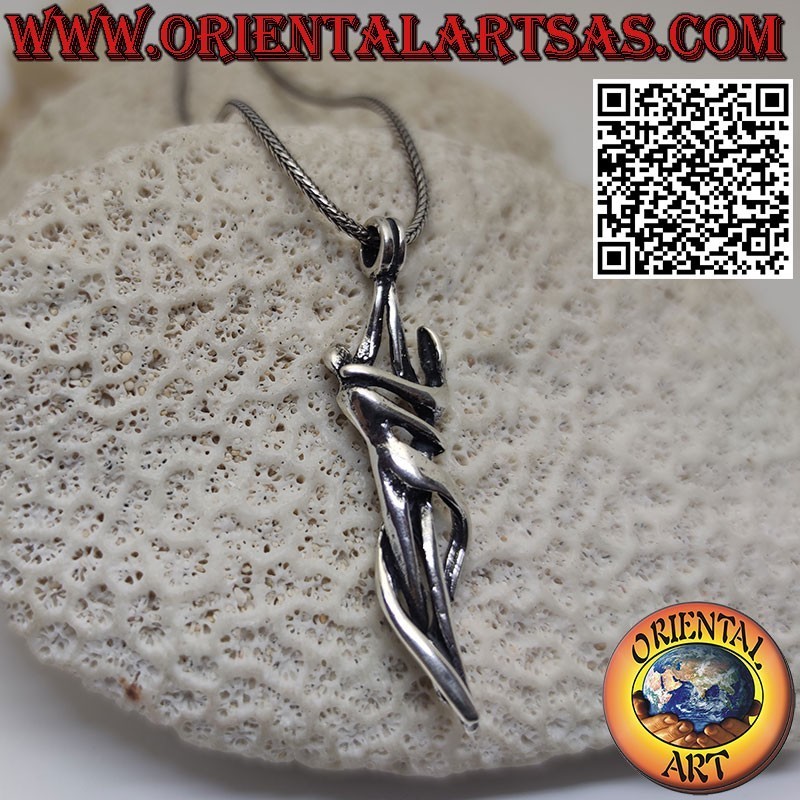 Pendentif en argent, couple amoureux s'embrassant et dansant