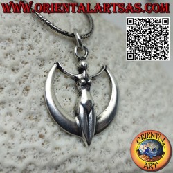 Silberner Anhänger der Macht der Wicca-Göttin auf Mondsichelamulett