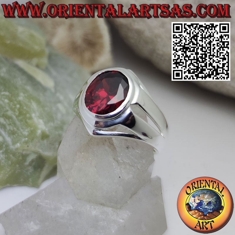 Anillo de plata con granate ovalado y engaste liso y agujeros lineales