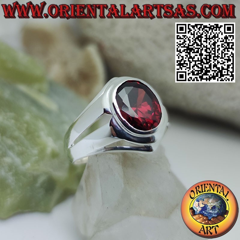 Anillo de plata con granate ovalado y engaste liso y agujeros lineales