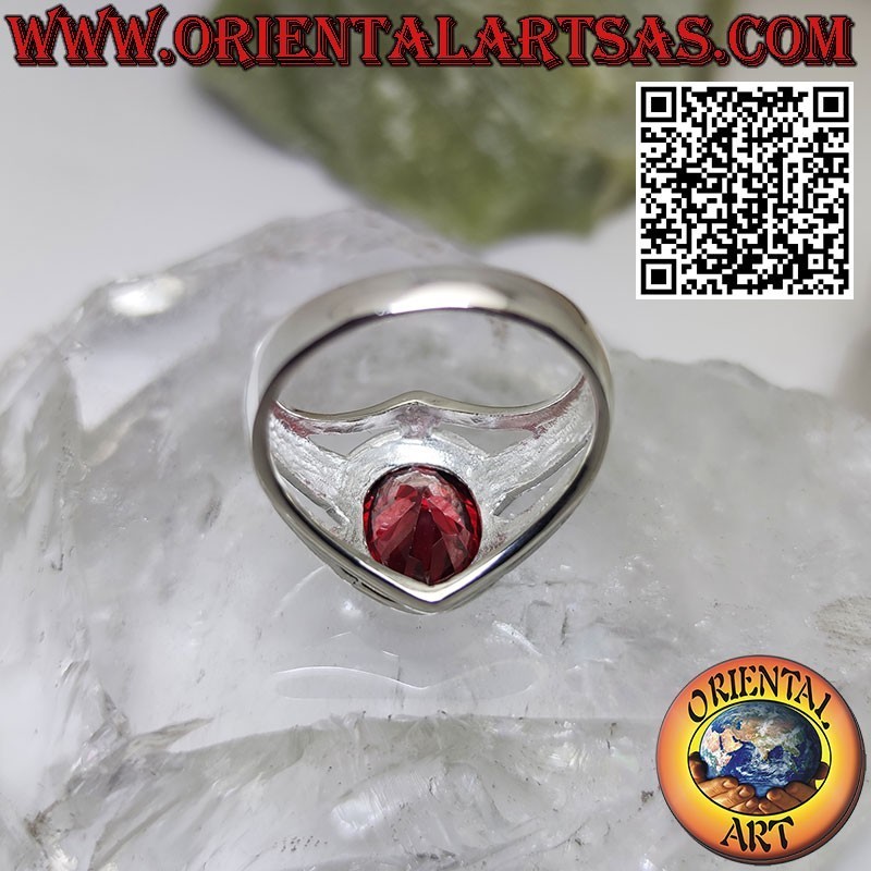 Bague en argent avec grenat ovale et monture lisse et trous linéaires