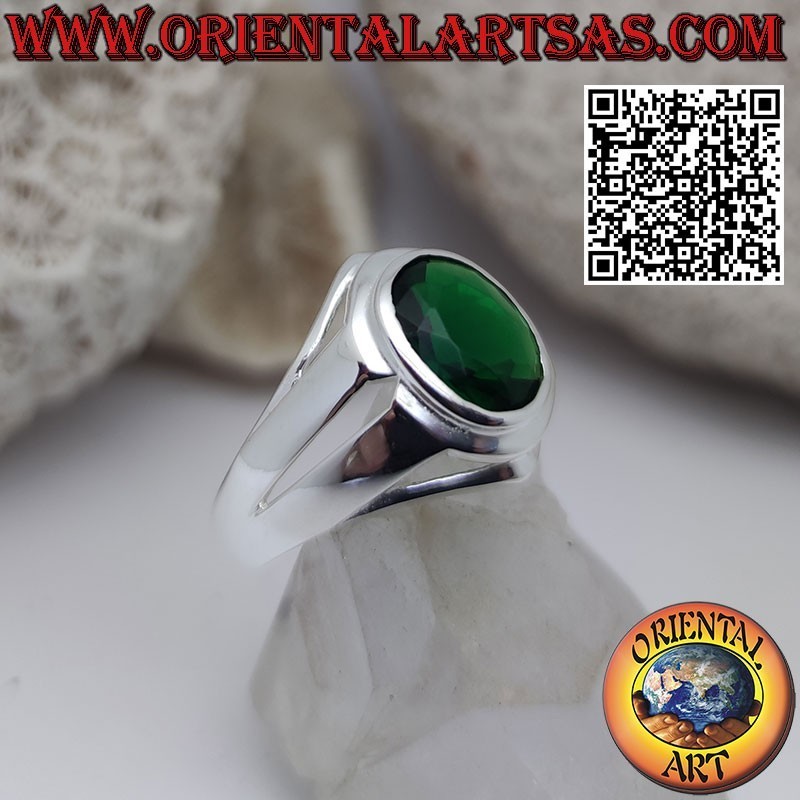 Anillo de plata con esmeralda sintética ovalada y engaste liso.