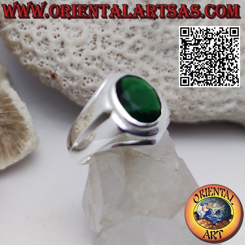 Anello in argento con smeraldo di sintesi ovale e montatura liscia