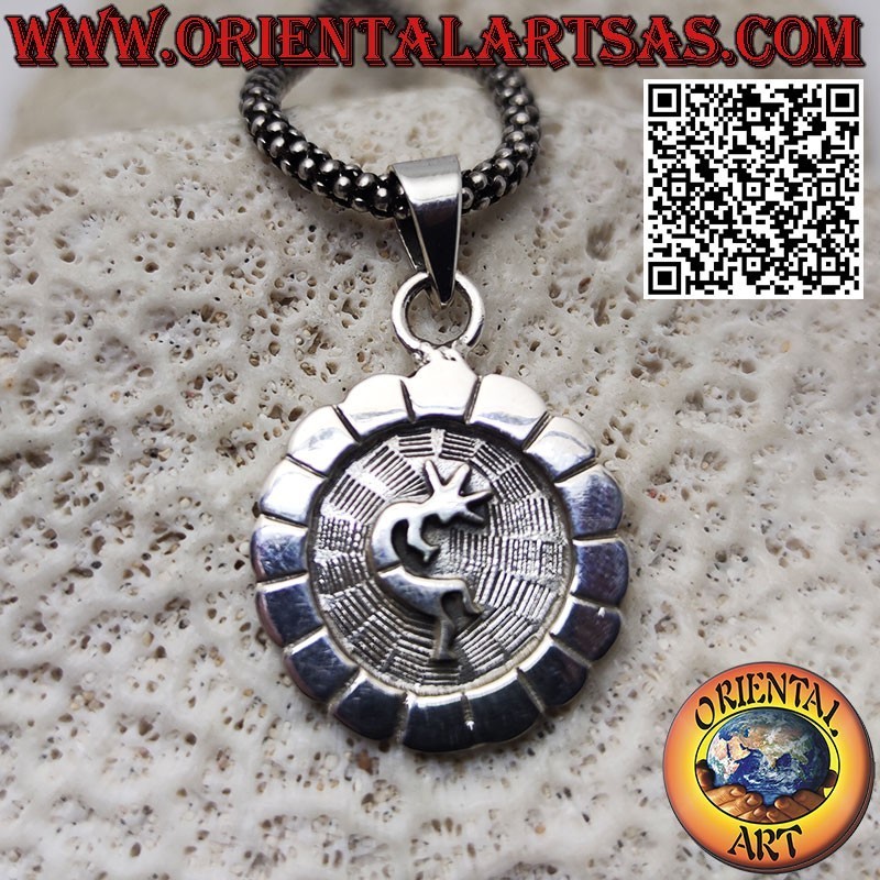 Silberner Anhänger mit hochreliefiertem Kokopelli-Symbol des Glücks