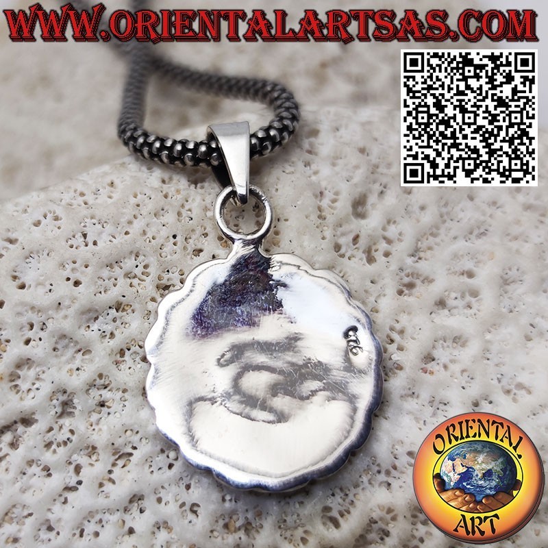 Colgante de plata con kokopelli en alto relieve, símbolo de la felicidad.