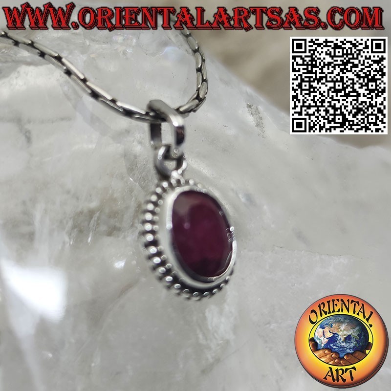 Pendentif en argent avec rubis naturel ovale entouré de points