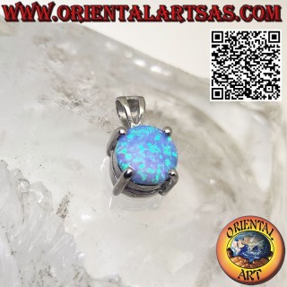 Silberner Anhänger mit einem runden blauen Opal, gefasst in vier Krappen