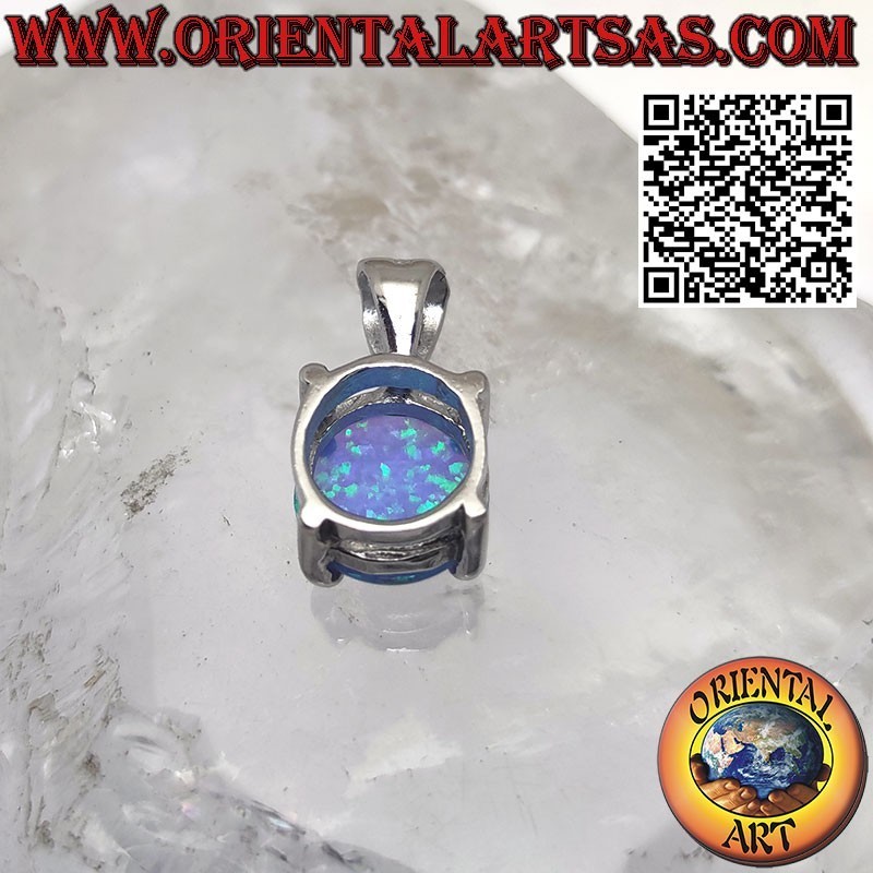 Ciondolo in argento con opale blu tondo incastonato a quattro griffe