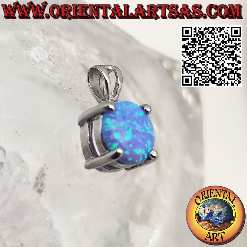 Colgante de plata con un ópalo azul redondo engastado en cuatro puntas.