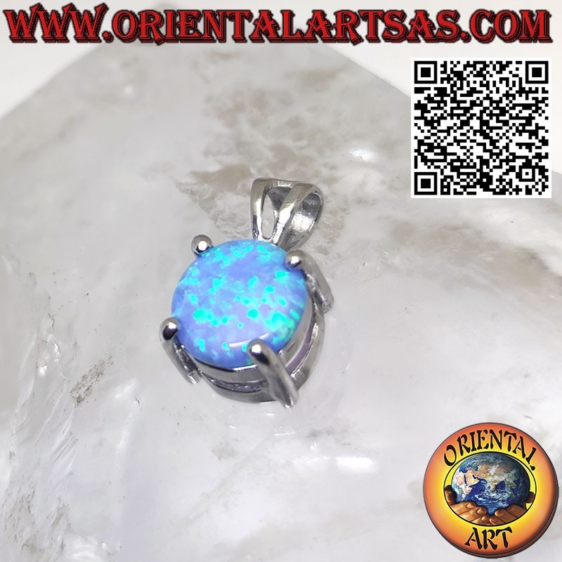 Colgante de plata con un ópalo azul redondo engastado en cuatro puntas.