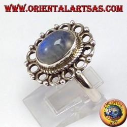 Anillo de plata, con el óvalo piedra de luna de arco iris y el borde de núcleos de talón