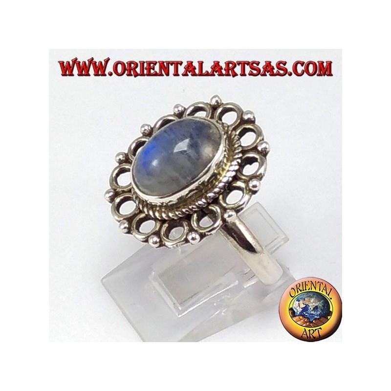 Anillo de plata, con el óvalo piedra de luna de arco iris y el borde de núcleos de talón