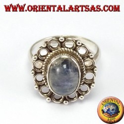 Anillo de plata, con el óvalo piedra de luna de arco iris y el borde de núcleos de talón