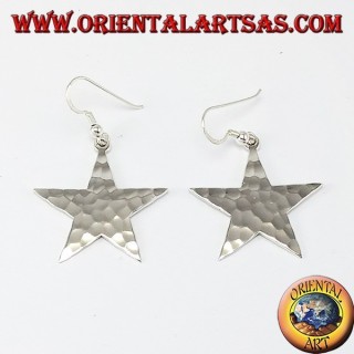 Pendiente de plata de la estrella martillado