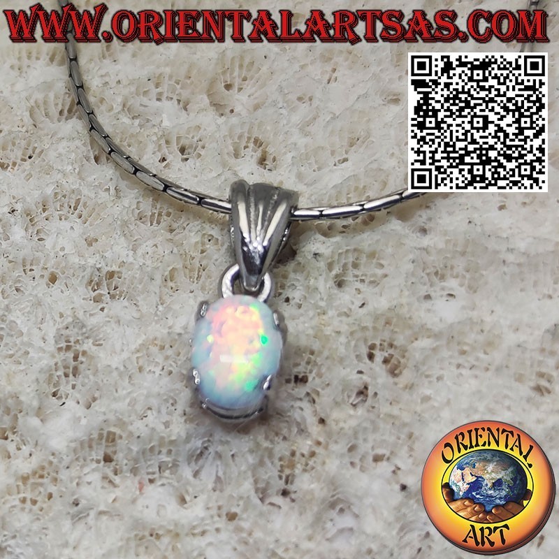 Pendentif en argent avec petite opale arlequin ovale sertie sur griffes