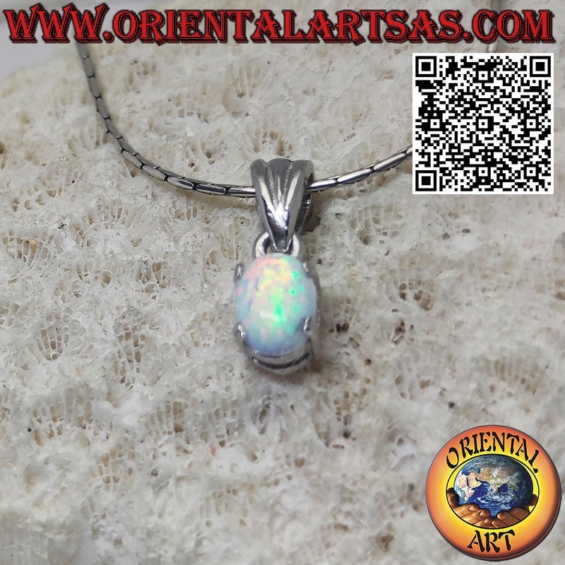 Pendentif en argent avec petite opale arlequin ovale sertie sur griffes