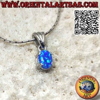 Pendentif en argent avec une petite opale bleue ovale sertie de griffes