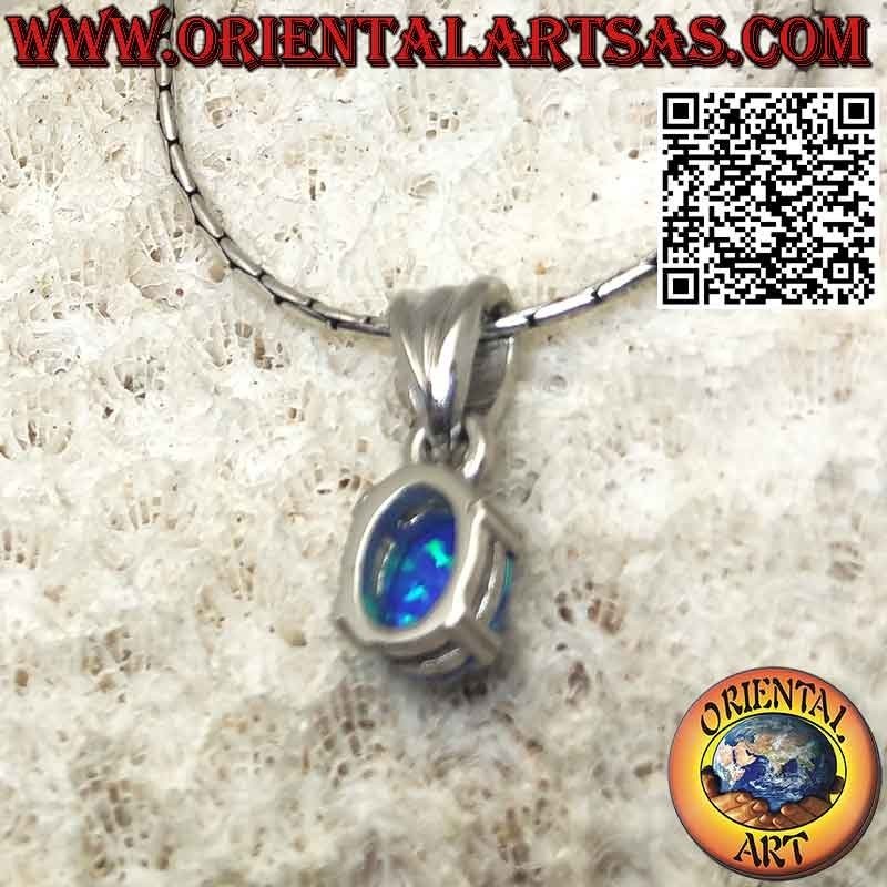 Ciondolo in argento con opale blu ovale piccolo incastonato a griffe