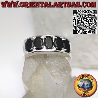 Anillo de plata con cinco espinelas negras ovaladas engastadas