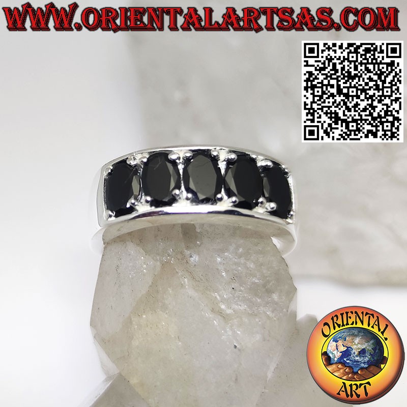 Silberner Bandring mit fünf ovalen schwarzen Spinellen besetzt