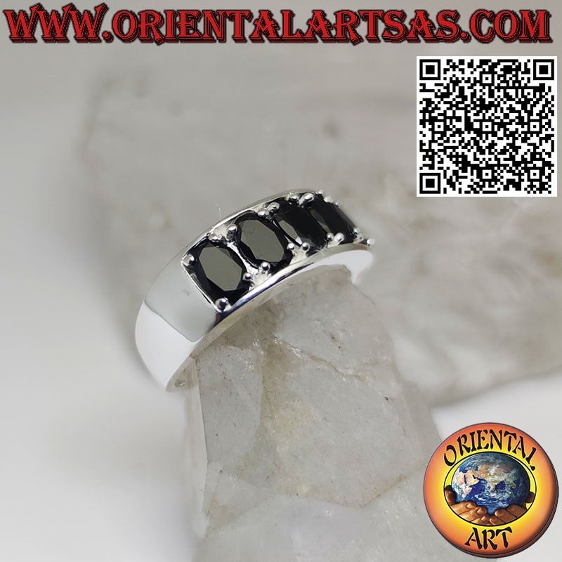 Anillo de plata con cinco espinelas negras ovaladas engastadas