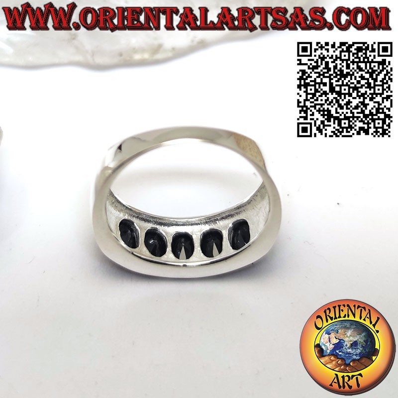 Anillo de plata con cinco espinelas negras ovaladas engastadas
